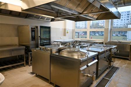 Základná škola, Aurela Stodolu 60 v Martine prechádza výraznou modernizáciou, ktorá už čoskoro prinesie novú školskú kuchyňu, obnovenú jedáleň aj atletický ovál. Projekt posúva školu bližšie k štandardu modernej a inkluzívnej školy 21. storočia a zlepší každodenné podmienky pre žiakov aj zamestnancov.