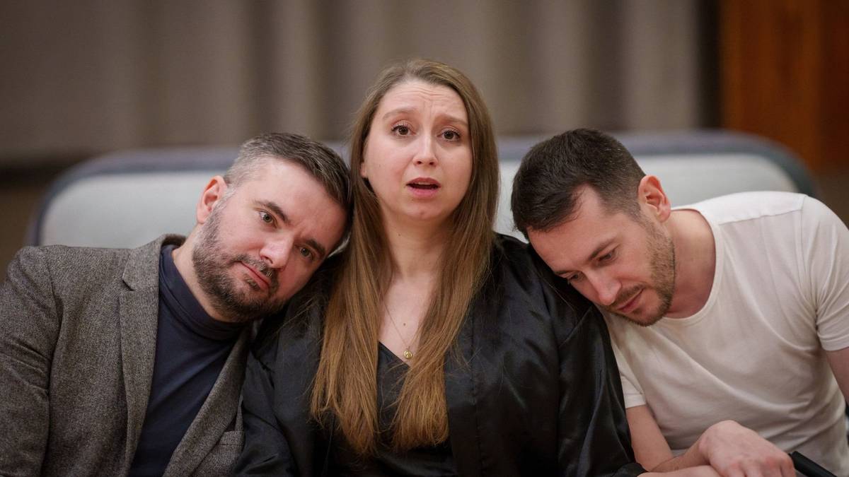 Divadlo Horní Počernice neděle 22. února od 19.30 hod. DS Právě začínáme Režie: Eliška Králová Hrají: Nikola Sýkorová, Tomáš Procházka, Pavel Sůva Svižná jednoaktová hra o milostném trojúhelníku. Na první pohled vcelku banální téma, které se však odehrává ve zcela nebanálním prostředí. Příběh nabízí happyend, který by za běžných okolností určitě přijít nemohl. Představení je protkané humorem, ale poskytuje i dávku zamyšlení nad lidmi, kteří žijí mezi námi a my si neuvědomujeme, jak moc se jejich běžný život liší od toho našeho.