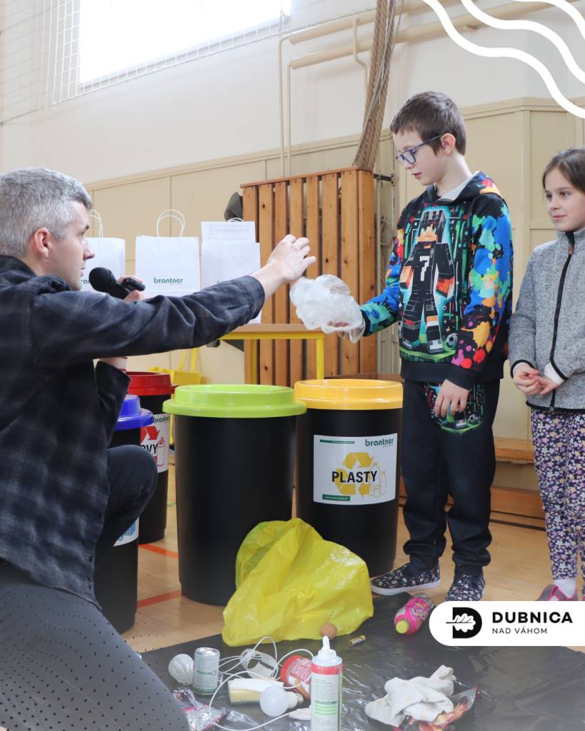 Projekt Zelenšia Dubnica pokračuje v sérii školských prednášok o odpade. V piatok 20. februára 2026 zavítal aj na ZŠ s MŠ sv. Dominika Savia. Interaktívne besedy priniesli žiakom prvého aj druhého stupňa zaujímavý a praktický pohľad na to, čo sa deje s odpadom po tom, ako ho vyhodíme do koša.