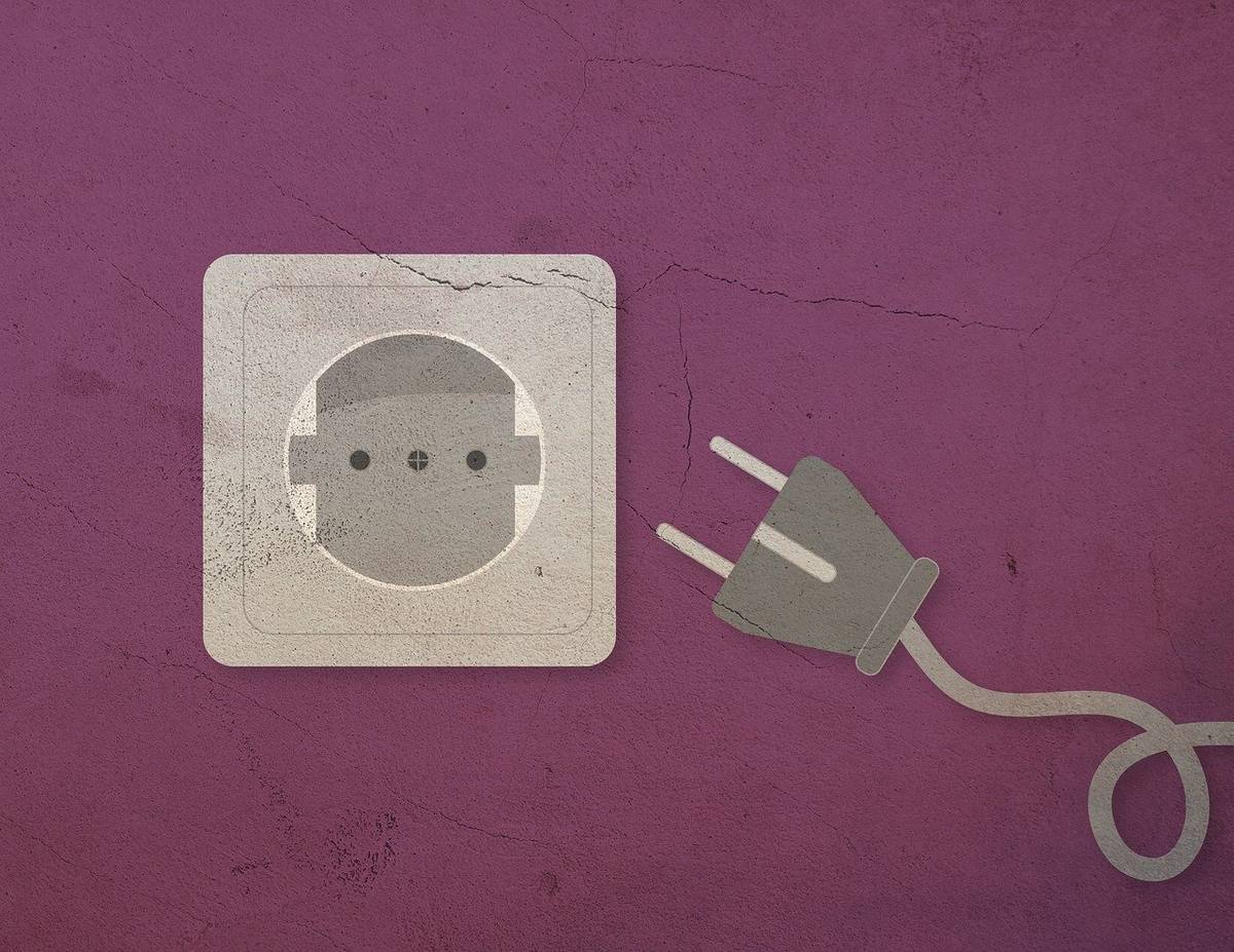 Na většině území města Veselí nad Moravou došlo k přerušení dodávky elektrické energie. Na základě informací od dodavatele se předpokládá odstranění poruchy přibližně do 12:00 hodin. Pokud by došlo ke změně, budeme veřejnost neprodleně informovat.  Z důvodu výpadku elektrické energie je zároveň mimo provoz Městský úřad a nemohou v době omezení probíhat úřední hodiny. O obnovení provozu budeme informovat.  Děkujeme za pochopení.