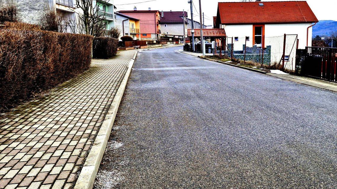 Parkovaním na chodníku ohrozujete bezpečnosť chodcov.