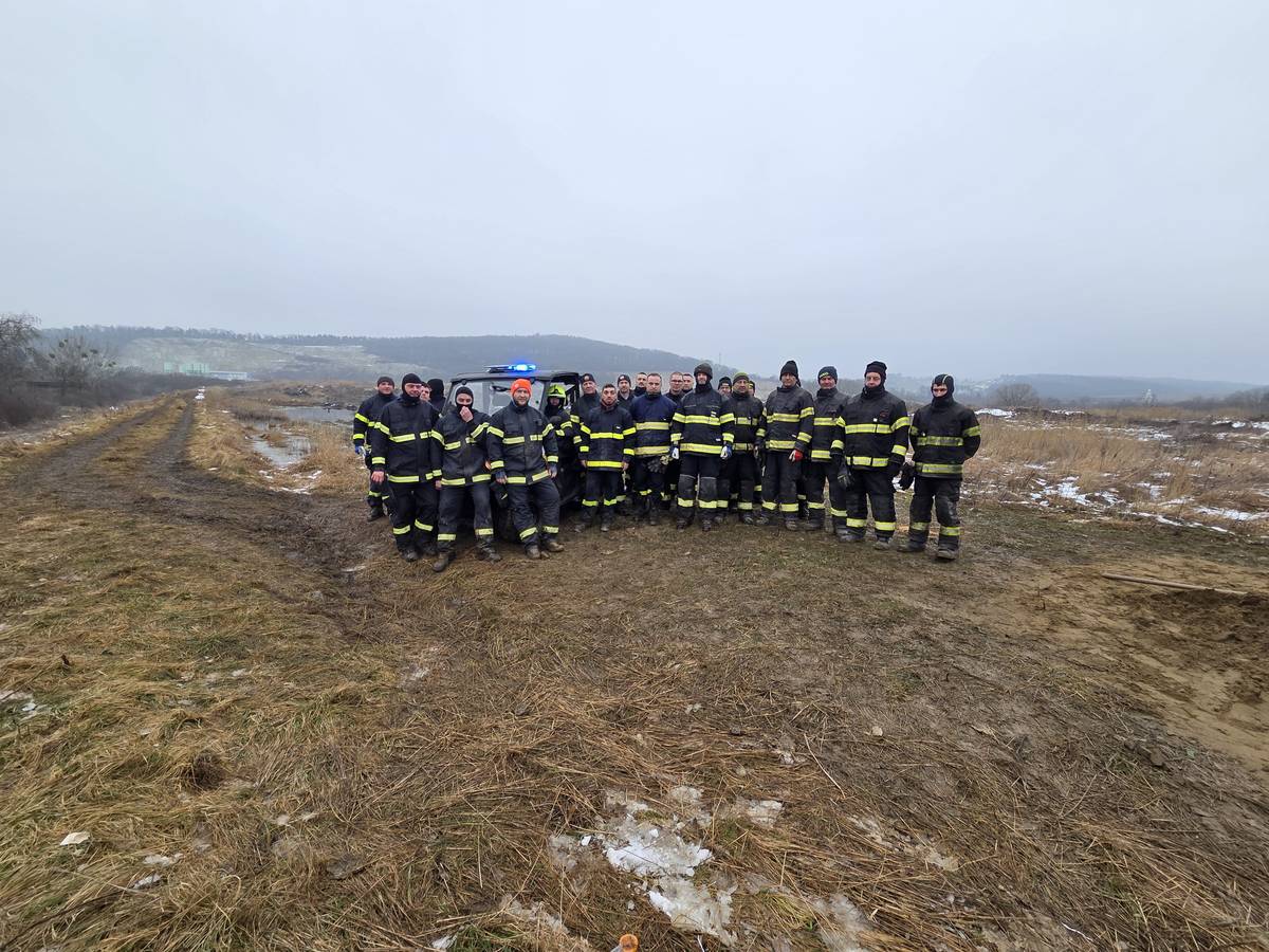 Starosta obce Nižný Hrušov vyjadruje úprimné poďakovanie členom Dobrovoľného hasičského zboru obce  Nižný Hrušov, DHZ obce Soľ, DHZ obce Tovarné, príslušníkom HaZZ Vranov nad Topľou a príslušníkom HAZZ - brigáda Humenné za dnešný profesionálny zásah pri pretekaní odkaliska Bukóza v Nižnom Hrabovci, ktoré ohrozovalo rieku Ondava a životné prostredie v regióne. Vďaka obrovskej spolupráci všetkých zložiek sa podarilo položiť viac ako 1500 vriec s pieskom a tak zamedziť pretekaniu hrádze. Poďakovanie patrí aj zamestnancom Krízového riadenia OU Vranov nad Topľou a zamestnancom MV SR odbor krízové riadene, ktorí zasahovali na mieste alebo pomáhali zabezpečovať práce na diaľku.  Nasadenie, odbornosť a pripravenosť pomôcť všetkých zložiek významne prispeli k ochrane prírody, toku Ondavy a podzemných vôd pre široký región.  Za Vašu obetavú službu verejnosti Vám patrí úprimná vďaka a uznanie. Ján Fenčák starosta obce Nižný Hrušov