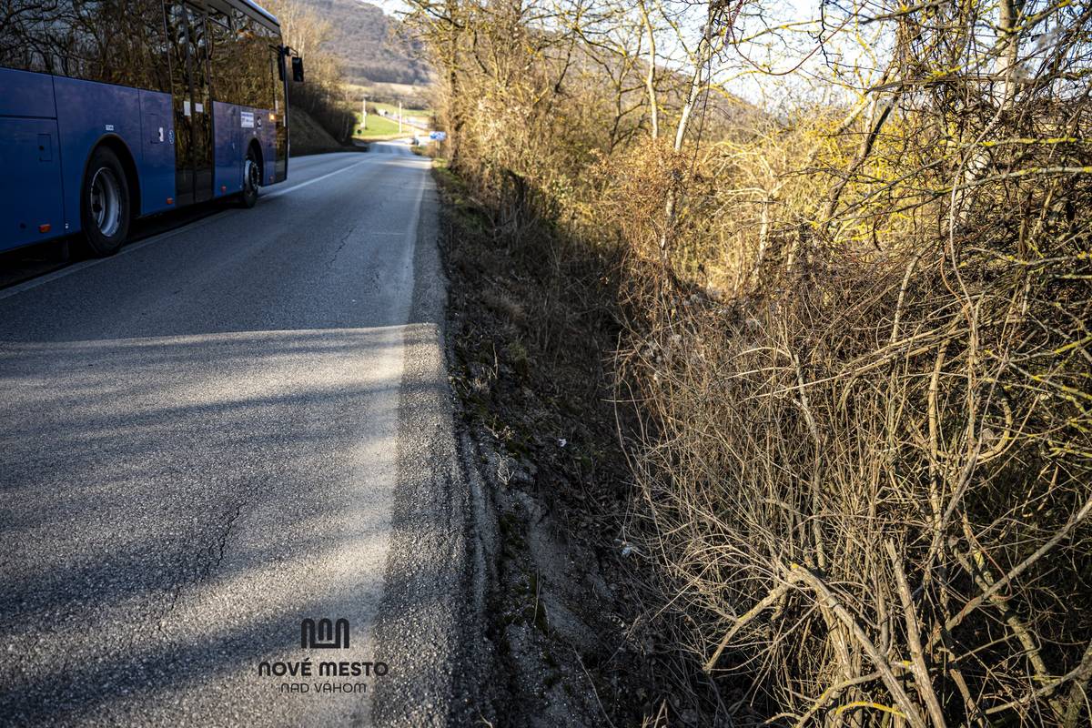 Upozorňujeme vodičov na nebezpečnú krajnicu na ceste Bzinská ulica v smere z Nového Mesta nad Váhom na cestu č. 581, ktorá predstavuje vážne riziko pre bezpečnosť cestnej premávky. Krajnica v tomto úseku nie je spevnená, čo výrazne zvyšuje riziko zosunutia vozidla najmä pri vyhýbaní sa protiidúcim vozidlám.   Riziko sa zvyšuje aj pri nepriaznivom počasí, ako je dážď či poľadovica, alebo pri náhlom vyhýbaní sa prekážkam na ceste.   Nebezpečný úsek je od 22.2.2026 označený dopravným značením. Prosíme vodičov, aby boli maximálne pozorní, ohľaduplní voči ostatným účastníkom premávky a prispôsobili jazdu stavu vozovky – nielen v tomto úseku, ale na všetkých cestách.