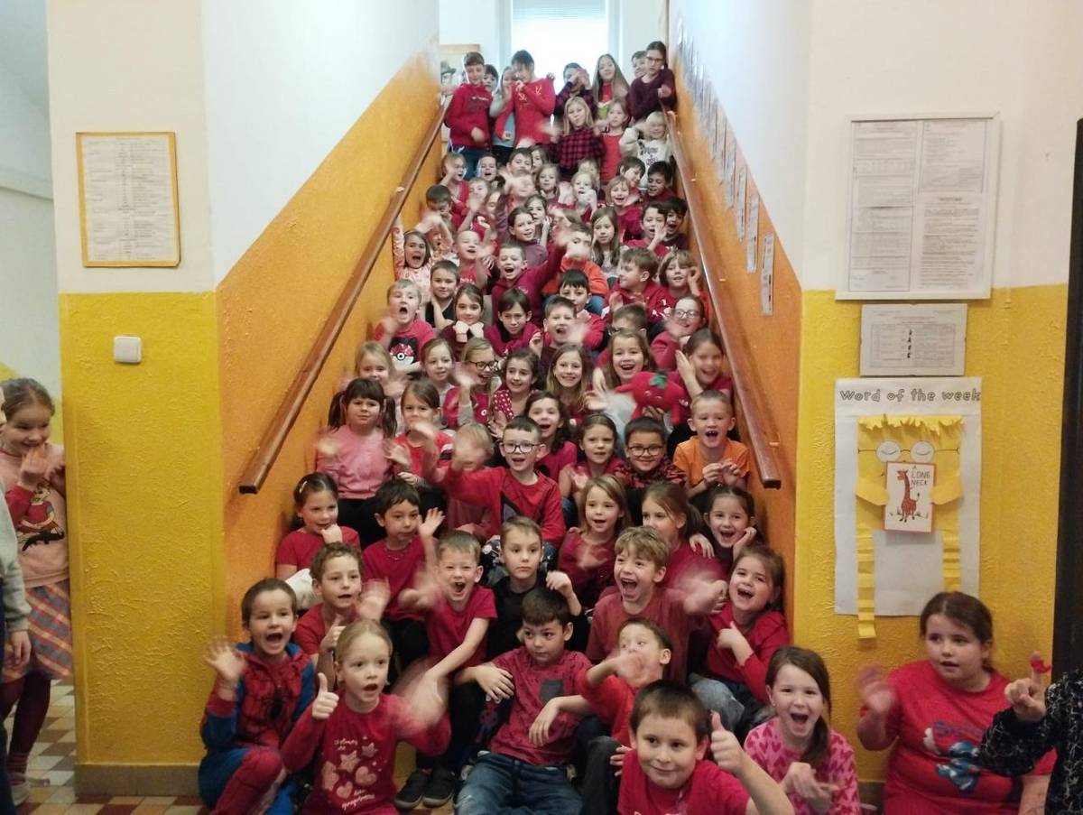 Stalo se tradicí, že v únoru máme celodružinovou akci Barevný týden. Každý den si určíme jednu či dvě barvy a přijdeme oblečeni právě v nich. Celý týden byl plný barev, tvoření a radosti.