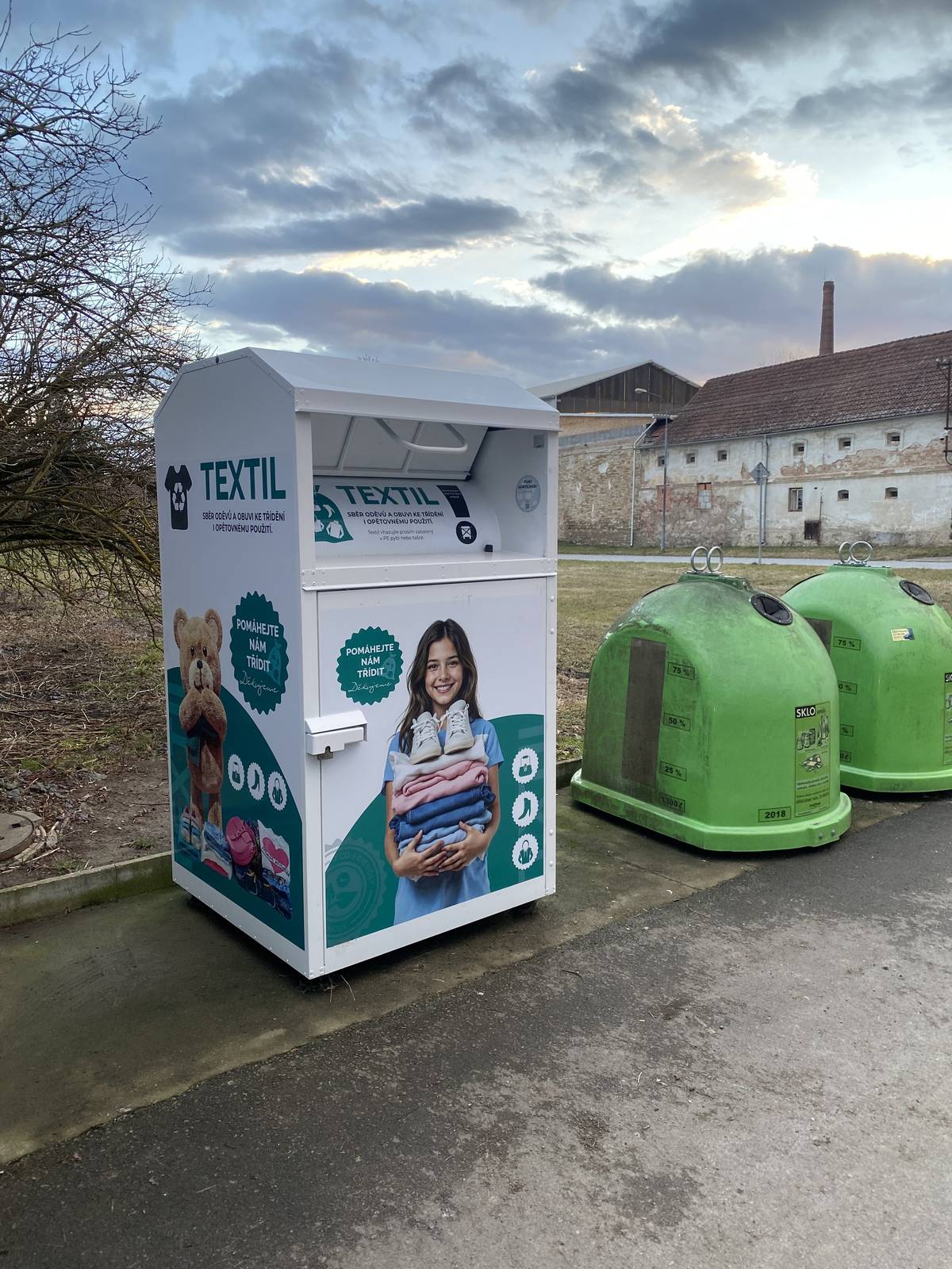 Textil je možno ukládat do kontejnerů u rybníčku a Pod Turkem.  Do nádob na textli patří: oblečení, obuv, bytov textil, funkční hračky, ložní prádlo, povlečení, peřiny, apod. Všechny kusy by měly být čisté, suché a uložené v igelitovém pytli. S materiále se pracuje ručně. Do nádob na textil nepatří: znečištěný a mokrý textil, matrace, molitan, koberce, tašky a ústřižky látek.