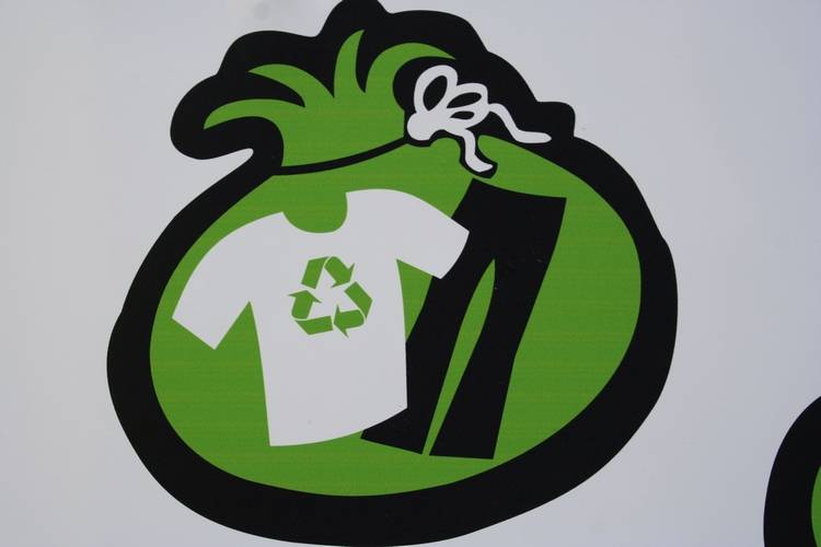 Obec Štiavnička vyhlasuje zbierku použitého aj poškodeného oblečenia, textilu, obuvi a hračiek.