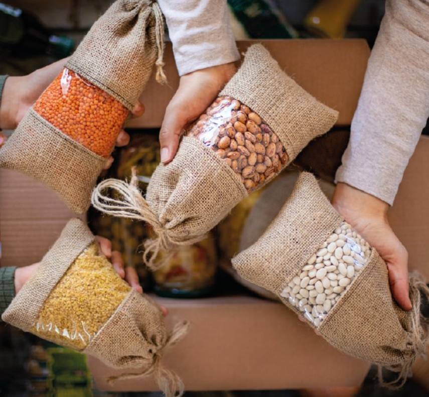 Hlavní město Praha i letos ve spolupráci s Potravinovou bankou pro Prahu a Středočeský kraj navazuje na úspěšnou sbírku a zve veřejnost k účasti na Primátorské velikonoční sbírce, která se uskuteční ve čtvrtek 26. března 2026 před budovou Nové radnice na Mariánském náměstí, Praha 1 od 9:00 do 17:00 hodin. Pokud se rozhodnete zapojit, vítané jsou trvanlivé potraviny (konzervy, rýže a luštěniny, trvanlivé mléko, olej, polévky, dětská výživa), základní a dětská drogerie či krmivo pro zvířata, případně můžete přispět finančně prostřednictvím transparentního účtu č. 2801779543/2010 vedeného u Fio banky, a.s.