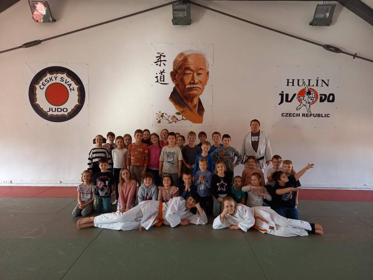 Tentokrát se za mladými judisty a jejich trenérem panem Horákem vydaly děti se svými vychovatelkami ze 2. a 4. oddělení. Mladí judisté Viki a Luky oblečení v judogi (tradičním úboru) nám předvedli, co vše se během tréninků učí.