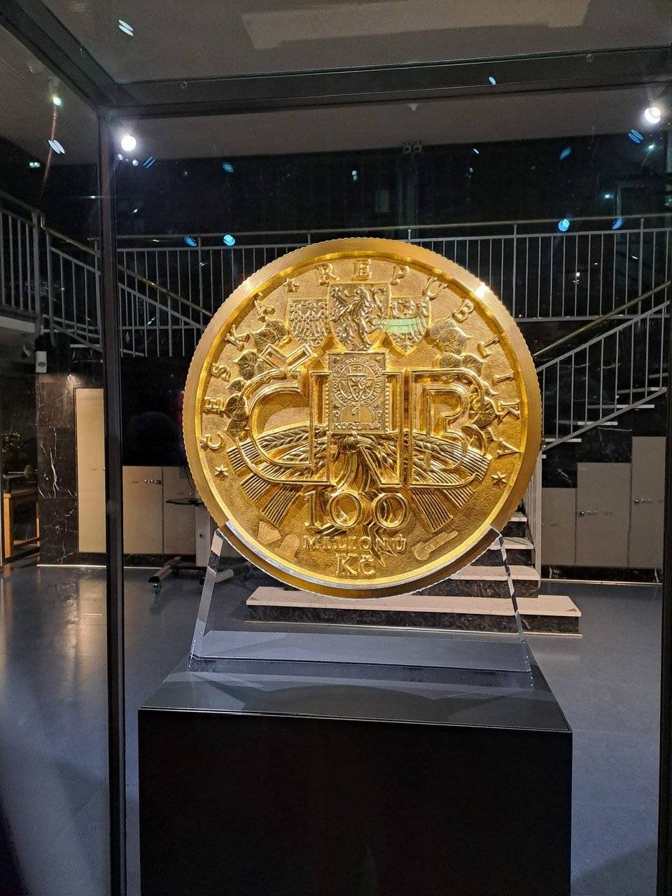 Senioři z naší městské části se zúčastnili komentované prohlídky v návštěvnickém centru České národní banky. K největším lákadlům patřily dva exponáty umístěné v původním trezoru. Prvním z nich je vysoko hmotnostní zlatá mince, která je největší v Evropě a druhá ve světě. Mince byla vyrobena v roce 2019 k 100. výročí česko-slovenské měny. Její hmotnost je 100 kg a nominální hodnota 100 000 000 Kč. Druhým je standartní zlatá cihla vážící 12,6 kg, kterou si může návštěvník potěžkat. Cena takového slitku se pohybuje okolo 25 000 000 Kč. Pro ty z vás, kteří by měli zájem tuto expozici navštívit, dodáváme, že expozice je přístupná veřejnosti zdarma.