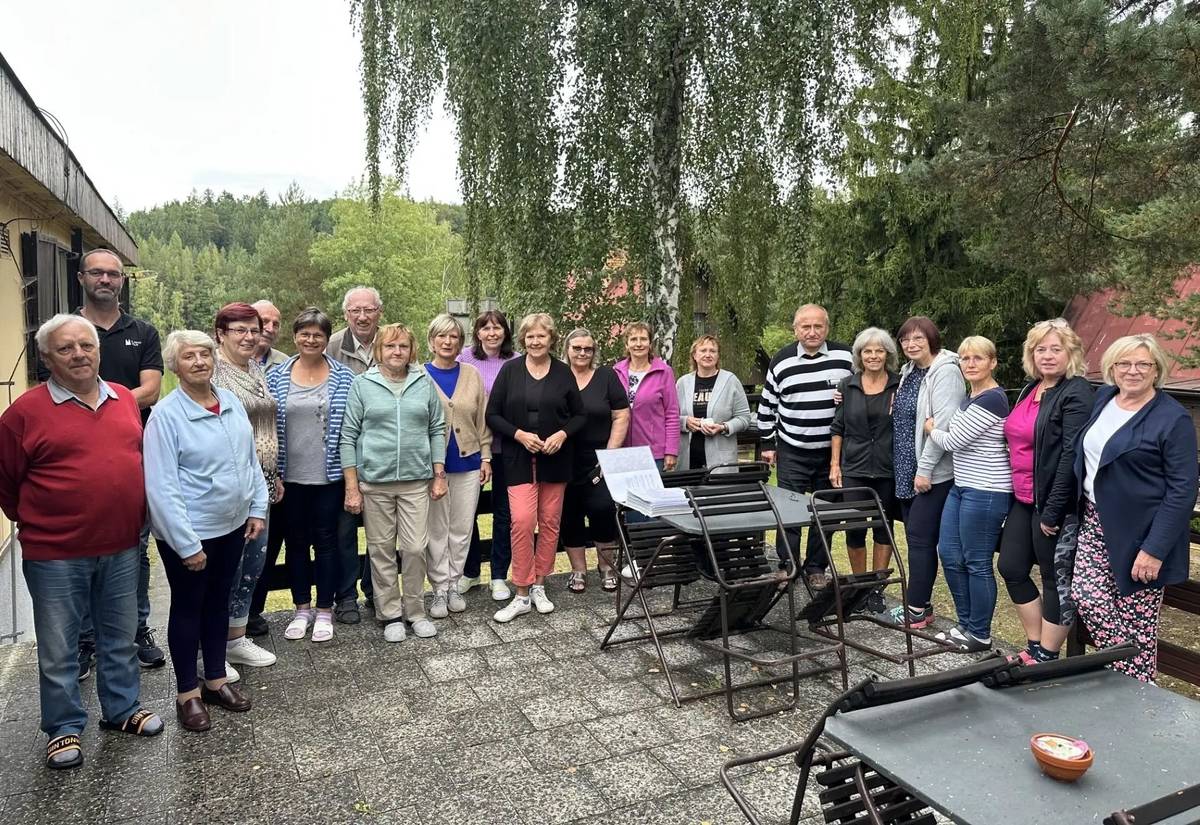 Na jedné straně tradice, díky níž je pěvecký sbor Záboj nejstarším spolkem ve městě, na straně druhé snaha dát tradičnímu sboru současnou, otevřenou podobu. Pelhřimovský smíšený sbor chce v následujících měsících zaujmout publikum neotřelým projektem. Ten se bude skládat ze tří koncertů. Do všech dostanou příležitost zapojit se i ti, kteří si chtějí zazpívat, aniž by museli být členy souboru. „Cílem je přilákat i lidi, kteří se nechtějí dlouhodobě vázat ke sboru, ale přesto by si rádi vyzkoušeli sborový zpěv. Jde o projekty třeba na měsíc či dva. Je tu šance zazpívat si s námi klidně jen jednu akci,“ vysvětlil sbormistr Petr Žák. Jak se Záboji podaří vykročit z tradičního formátu, může veřejnost poprvé zhodnotit už v dubnu. Hned prvního dne v měsíci se na venkovní scéně před kulturním domem Máj uskuteční Aprílový koncert. „Aprílový koncert nabídne sbor trochu jinak – v menších skupinách a s větším prostorem pro nápady jednotlivých členů. Vzniknou tak hudební i nehudební čísla. Těším se na to, co tento projekt přinese. Může obohatit nejen ty, kteří přijdou zpívat poprvé, ale i nás, dlouholeté členy sboru,“ uvedl. Další dva koncerty budou následovat ještě v prvním pololetí roku. Publikum se může těšit například na setkání s filmovou hudbou nebo na písně Jiřího Suchého a Jiřího Šlitra. Bezpochyby jde o lákavý projekt, který se může stát zajímavou výzvou pro pěveckou veřejnost bez rozdílu věku. „Budeme rádi, když přijdete na naše pravidelné zkoušky nebo se obrátíte přímo na mě jako na sbormistra,“ naznačil Petr Žák možnosti zapojení a dodal: „Je možné absolvovat čtyři až pět zkoušek a následně vystoupit na koncertě. V případě zájmu o dlouhodobější spolupráci si individuálně promluvíme a domluvíme další postup.“(va)