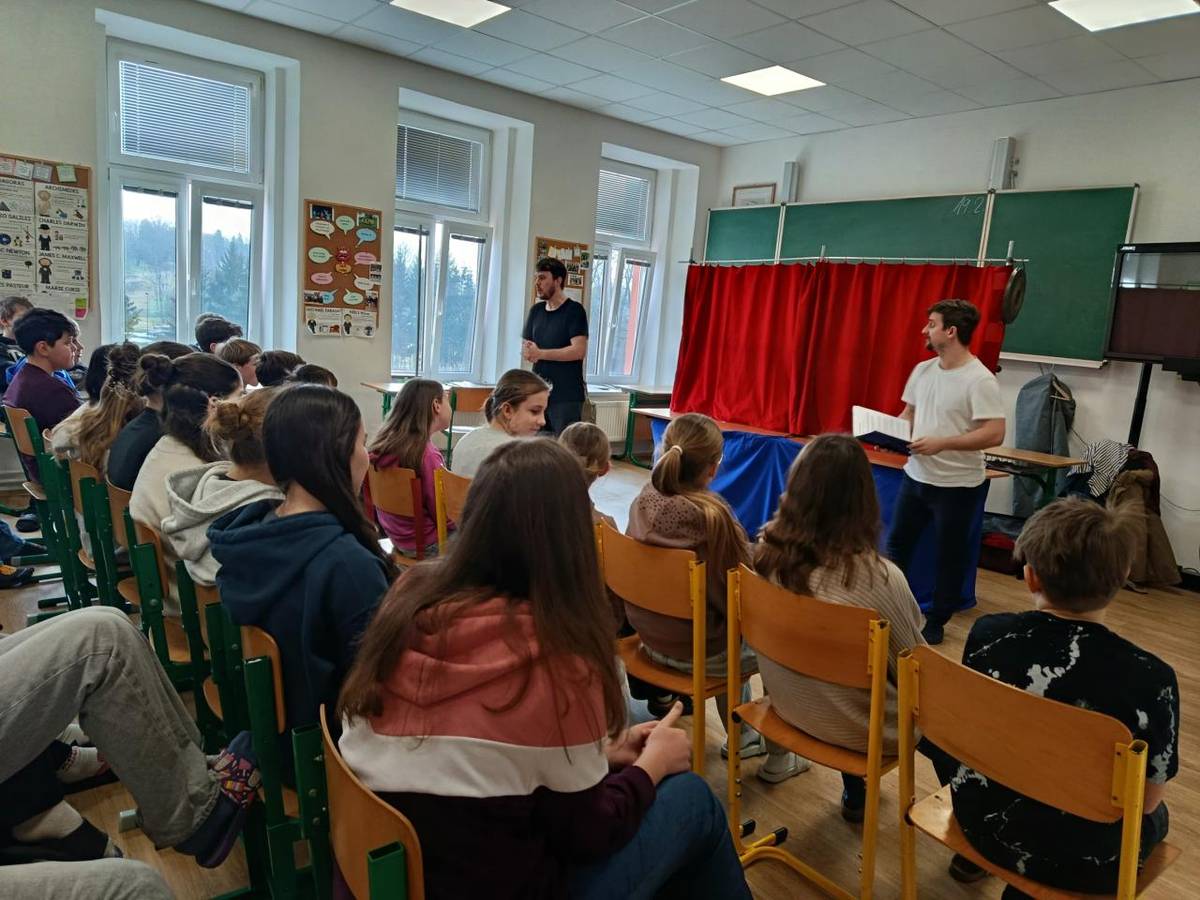 V pátek 20. února se žáci druhého stupně zúčastnili divadelního představení s názvem Romantismus není jen romantika, které jim poutavou a srozumitelnou formou přiblížilo jedno z nejvýznamnějších období světové i české literatury.