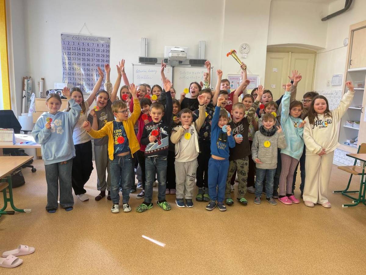 Tento týden jsme žili olympiádou. Sledovali jsme výkony našich sportovců v Itálii, sportovali a fandili. Moc jsme si užili olympiádu v tělocvičně. Přinášíme naše pocity a foto ze skoku a slalomu na lyžích, z curlingu,z jízdy na bobech a na saních. Bylo to super. Rádi bychom si olympiádu zopakovali.