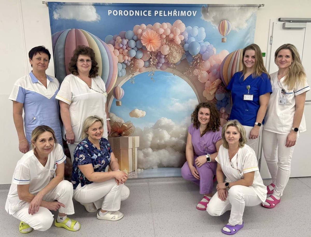 Pelhřimovská porodnice připravila pro novopečené maminky novinku, která potěší nejen je, ale i celé rodiny. Na gynekologicko-porodnickém oddělení vznikl Koutek prvních zachycených okamžiků – speciálně upravené místo určené k pořízení památeční fotografie s novorozeným miminkem. Fotokoutek je laděn do jemných pastelových tónů a vytváří příjemnou a klidnou atmosféru. Dominují mu motivy horkovzdušných balónů, obláčků a dekorativní balónková výzdoba, která symbolizuje lehkost a radost nového začátku. Celý prostor působí vzdušně, něžně a zároveň moderně – tak, aby přirozeně doplnil výjimečný okamžik prvního společného fotografování maminky a dítěte. Nemocnice Pelhřimov tímto krokem potvrzuje, že moderní zdravotnické zařízení dnes není jen o špičkové odborné péči a kvalitním technickém zázemí, ale také o vytváření prostředí, kde se pacienti cítí dobře, bezpečně a respektovaně. Pozornost věnovaná detailům a atmosféře oddělení je součástí dlouhodobé snahy nemocnice zvyšovat komfort rodiček a reagovat na současné potřeby mladých rodin. „Chceme, aby si maminky z naší porodnice odnášely nejen zdravé miminko, ale i krásnou vzpomínku na první společné chvíle. I takové drobnosti dokážou udělat velký rozdíl,“ zaznívá z oddělení. Zdroj: Nemocnice Pelhřimov