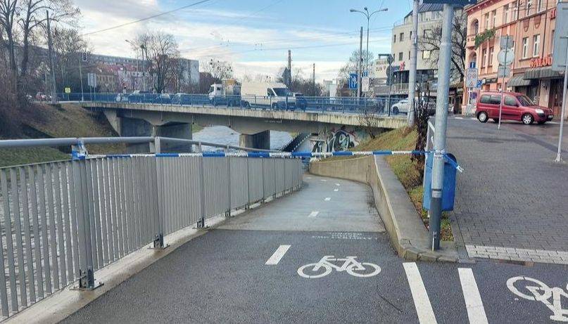 Zlín - Strážníci uzavřeli dnes dopoledne cyklistům podjezd pod mostem na Cigánově. Dočasné uzavření si vynutila zvýšená hladina řeky Dřevnice. Opatření bylo přijato s ohledem na bezpečnost všech účastníků provozu. Situace je pod kontrolou a na místě probíhají nezbytná opatření. Žádáme cyklisty, aby respektovali dočasné omezení a využili alternativní trasu. Ke znovuotevření podjezdu by mělo dojít odpoledne.
