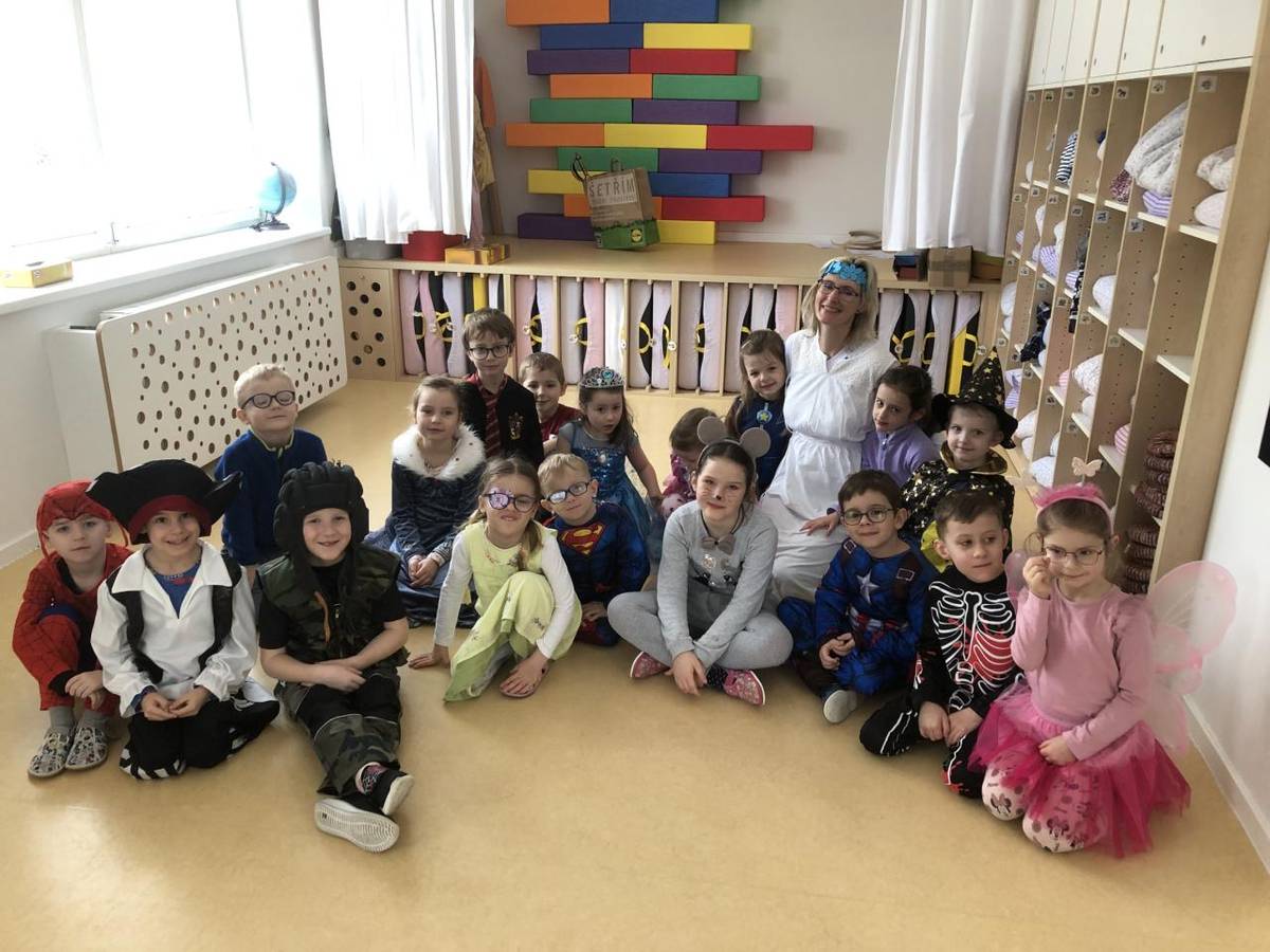 Trubka troubí, vytrubuje,  s bubínkem nám oznamuje,  masopust zas přišel k nám,  ten rej masek dobře znám.  Medvěd s dětmi radost mají,  muzikanti k tanci hrají.