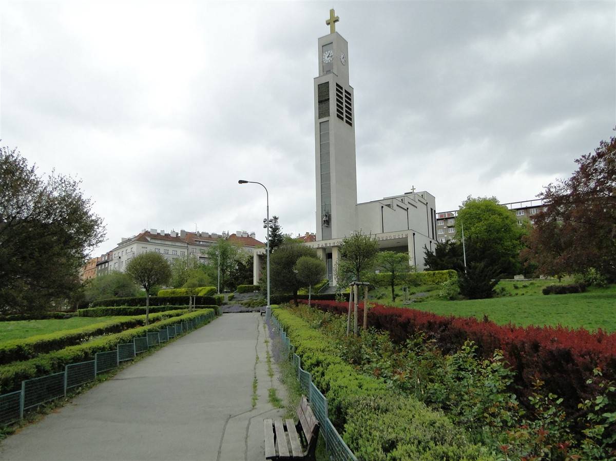 Městská část Praha 10 vyhlásila architektonickou soutěž na celkovou obnovu náměstí Svatopluka Čecha ve Vršovicích. Cílem je mimo jiné podpořit jeho významnou roli v městské struktuře.