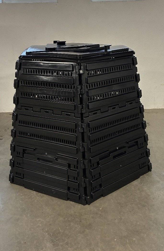 Město Kunštát informuje občany o zahájení výdeje zahradních kompostérů na bioodpad o objemu 1350 litrů. Kompostéry jsou určeny pro podporu domácího kompostování a snížení množství biologicky rozložitelného odpadu ukládaného do směsného komunálního odpadu. Místo výdeje: Sběrný dvůr Kunštát Termíny výdeje:  4. 3. 2026 od 10:00 do 17:00 14. 3. 2026 od 13:00 do 17:00  Kompostéry budou přednostně vydávány občanům, kteří si ho rezervovali při předchozím výdeji nádob na tříděný odpad. V případě zbývajících kusů budou kompostéry nabídnuty dalším zájemcům. Výdej je určen výhradně občanům s trvalým pobytem v Kunštátě. Při převzetí je nutné předložit platný doklad totožnosti k ověření trvalého pobytu. Součástí převzetí kompostéru bude podpis smlouvy o výpůjčce. Děkujeme za spolupráci a za aktivní přístup k třídění a ekologickému nakládání s bioodpadem.