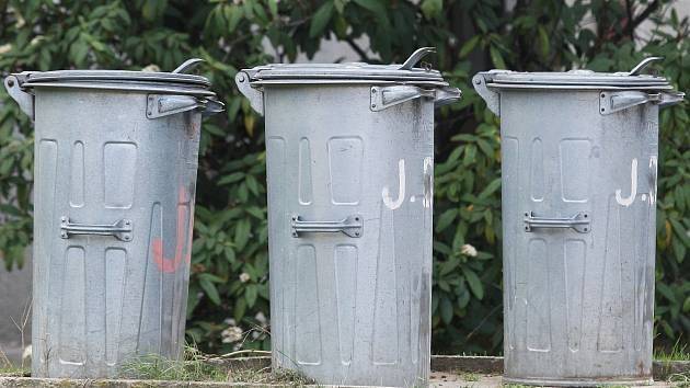 Oznamujeme občanům, že od pondělí 23. února budou na obecním úřadě vybírány poplatky za svoz komunálního odpadu a za psa. Poplatky můžete zaplatit v hotovosti v úřední dny to je v pondělí a ve středu od 7.00-12.00 a od 12.30-17.00h. Na obecním úřadě lze poplatky uhradit pouze v hotovosti.  více informací