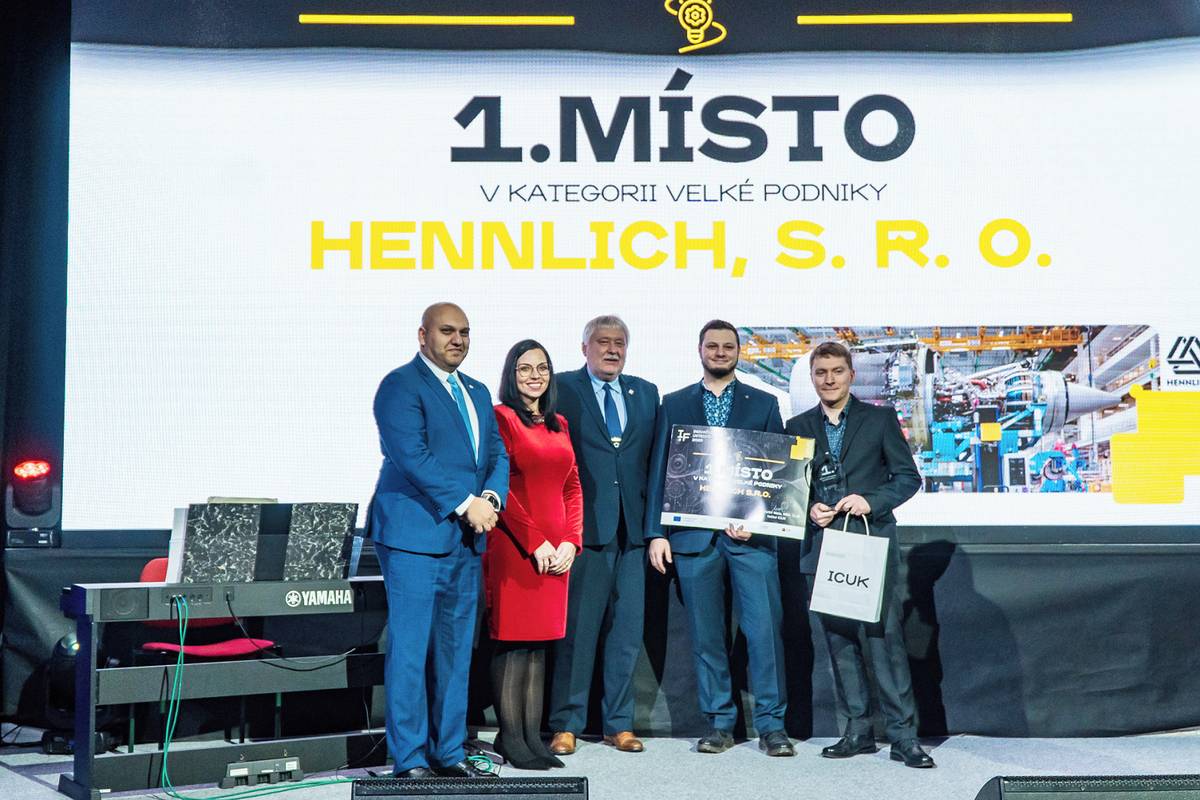 V pořadí již osmý ročník soutěže Inovační firma Ústeckého kraje, pořádané Inovačním centrem Ústeckého kraje (ICUK) ve spolupráci s Ústeckým krajem, zná své vítěze. Slavnostní galavečer se letos konal naHradě v Litoměřicích, jehož jedinečná atmosféra podtrhla výjimečnost večera a představil nejzajímavější inovace – technologické novinky, chytrá řešení i odvážné projekty firem, které posouvají hranice průmyslu, digitalizace, zdravotnictví či zemědělství v regionu.  V soutěži se každoročně oceňují inovace výrobků, služeb nebo technologie, zrealizované regionu za uplynulé tři roky. Odborná porota se zástupci CzechInvest, ICUK, partnera soutěže Komerční banky a dalších expertních konzultantů vybrala ty nejlepší firemní inovace ve dvou kategoriích – malé a střednípodniky a velké podniky.  Na slavnostním galavečeru ve čtvrtek 19. února ceny předali zástupci partnerů soutěže – radní Ústeckého kraje pro ICUK Jiří Valenta, starosta města Litoměřice Radek Löwy, ředitelka Městských kulturních zařízení města Litoměřice Michaela Mokrá, proděkanka pro rozvoj a kvalitu UJEP Michaela Liegertová, ředitel regionálního firemního centra Komerční banky Jaroslav Tichý a za pořadatele ředitel Inovačního centra Ústeckého kraje Martin Mata.  Technologie pro náročný průmysl  V kategorii velkých podniků si prvenství odnesla společnost Hennlich, technický distributor a výrobce patřící mezi lídry v oblasti průmyslových technologií v ČR i zahraničí. Ocenění získala za elektro-mechanický 3D manipulátor SEL určený pro montáž a demontáž leteckých motorů do hmotnosti 20 tun. Inovace umožňuje finální montáž motoru pod různými úhly, což je specifické například pro letadla značky Boeing.  „Manipulace s leteckými motory není prostor pro kompromisy a právě proto je inovace společnosti Hennlich tak výjimečná. Je to ukázka toho, že i v tradičně průmyslovém regionu vznikají technologie, které míří na absolutní špičku,“ uvedl ředitel ICUK Martin Mata, který́ vítězům ocenění osobně předal.  Druhé místo získala společnost Malfini, středoevropský lídr na trhu reklamního textilu. Porotu zaujala instalací automatizované technologie HAIPICK, která výrazně zvyšuje skladovací kapacity, zrychluje vychystávání objednávek a zefektivňuje logistické procesy. Třetí místo patří společnosti ORLEN Unipetrol RPA, která do soutěže přihlásila využití geografického informačního systému (GIS) pro zvýšení provozní efektivity a procesní bezpečnosti s důrazem na mobilní aplikace.  Inovace napříč obory, které spojuje praxe  V kategorii malých a středních podniků zvítězila společnost Agro Kadaň, největší český pěstitel rajčat a okurek pod značkou Naše rajče. Ocenění získala za unikátní biotechnologii šetrného pěstování bez pěstební chemie, založenou na biologické ochraně a využití houbových mycélií, která přirozeně posilují imunitu i výnos rostlin. Know-how firmy je výjimečné i v mezinárodním srovnání.  Druhé místo obsadila technologická společnost Galileo Corporation, která vyvíjí digitální řešení pro obce a veřejnou správu. Do soutěže přihlásila první komplexní ekosystém pro digitální občanství zaměřený na bezpečnost, legislativní soulad a dostupnou komunikaci s občany.  Na třetím místě se umístila společnost simULmed, specialista na realistické zdravotnické simulátory. Porota ocenila inteligentní simulátor krvácení simBLEED, který umožňuje věrný nácvik zásahů při masivním krvácení a zvyšuje připravenost zdravotníků i složek IZS.  „Kategorie malých a středních podniků letos krásně ukázala, že inovace mohou vznikat napříč velmi rozdílnými obory, ale spojuje je stejný princip – hledání chytrých a praktických řešení pro reálné výzvy současnosti. Projekty udržitelného pěstování pot