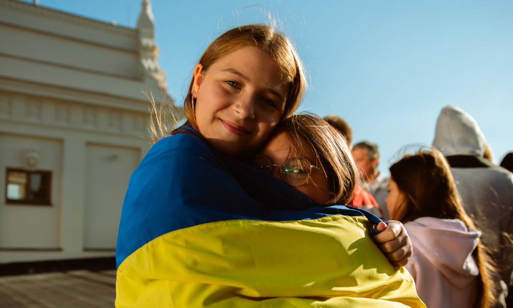 4 roky od začátku okupace Ukrajiny Ruskem 🇺🇦 Od roku 2023 systematicky pomáháme partnerským regionům v Dněpropetrovské, Lvovské, Zakarpatské a Chersonské oblasti. 🤝 Pomoc směřuje tam, kde je nejvíce potřeba – do energetiky, zdravotnictví a terénní mobility. 🔌 Energetická pomoc Dodáváme elektrocentrály (včetně 8–10 kW jednotek) a bateriové stanice. V roce 2026 podpoříme i nákup pohonných hmot prostřednictvím organizace Člověk v tísni.  🏥 Zdravotnické vybavení Nemocnicím jsme předali stovky plně funkčních lůžek, lehátka i plicní ventilátory. Na distribuci části materiálu spolupracuje Post Bellum.  🚐 Vozidla pro terén Vyřazená vozidla ze správy a údržby silnic pomáhají se zásobováním, přepravou materiálu a zajištěním základních služeb. Dlouhodobě tak přispíváme k zachování zdravotní péče, dodávek elektřiny i základního fungování obcí v težkých podmínkách války.