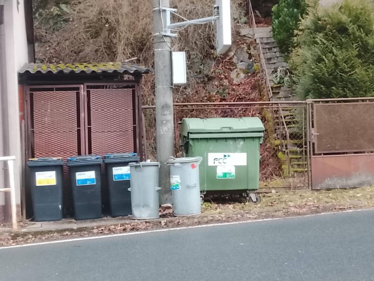 Vážení obyvatelé,     z důvodu opakovaného plnění kontejneru na sklo směsným a dalším odpadem byl zelený kontejner, který byl umístěn v ulici Ke Hřišti (nad pískovnou), přesunut na nové místo a to konkrétně k Hospodě u rybníků.