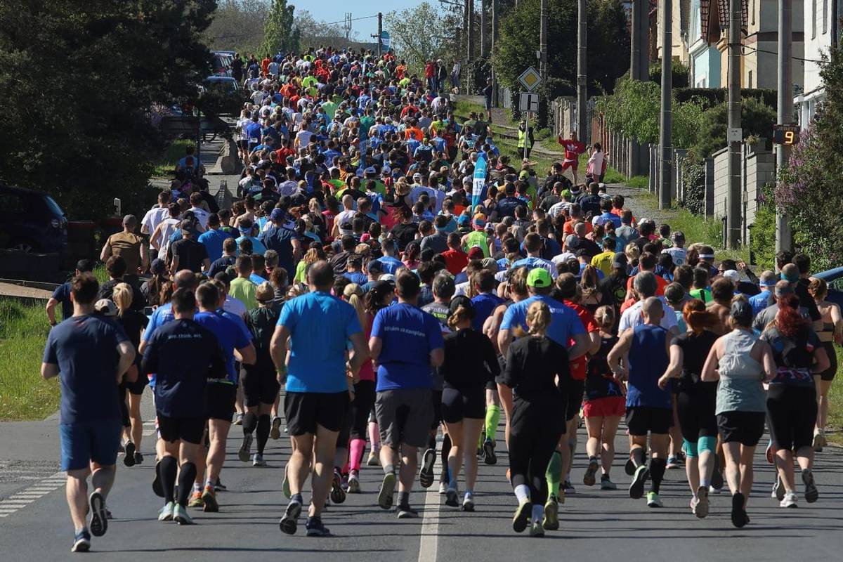 Již v sobotu 11. dubna 2026 odstartuje Půlmaraton Plzeňského kraje. V době konání závodu dojde k omezení veřejné dopravy a uzavírkám silnic.