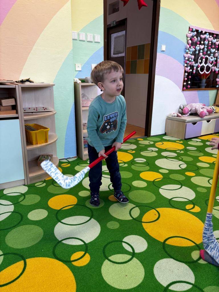 V naší školce jsme si užili pravou olympijskou atmosféru! Slavnostně jsme vyvěsili vlajku, zapálili olympijský oheň a hry mohly začít.  Malí sportovci si vyzkoušeli různé disciplíny – slalom na lyžích, hokej, curling i biatlon. Nechybělo nadšení, týmový duch a radost z pohybu.