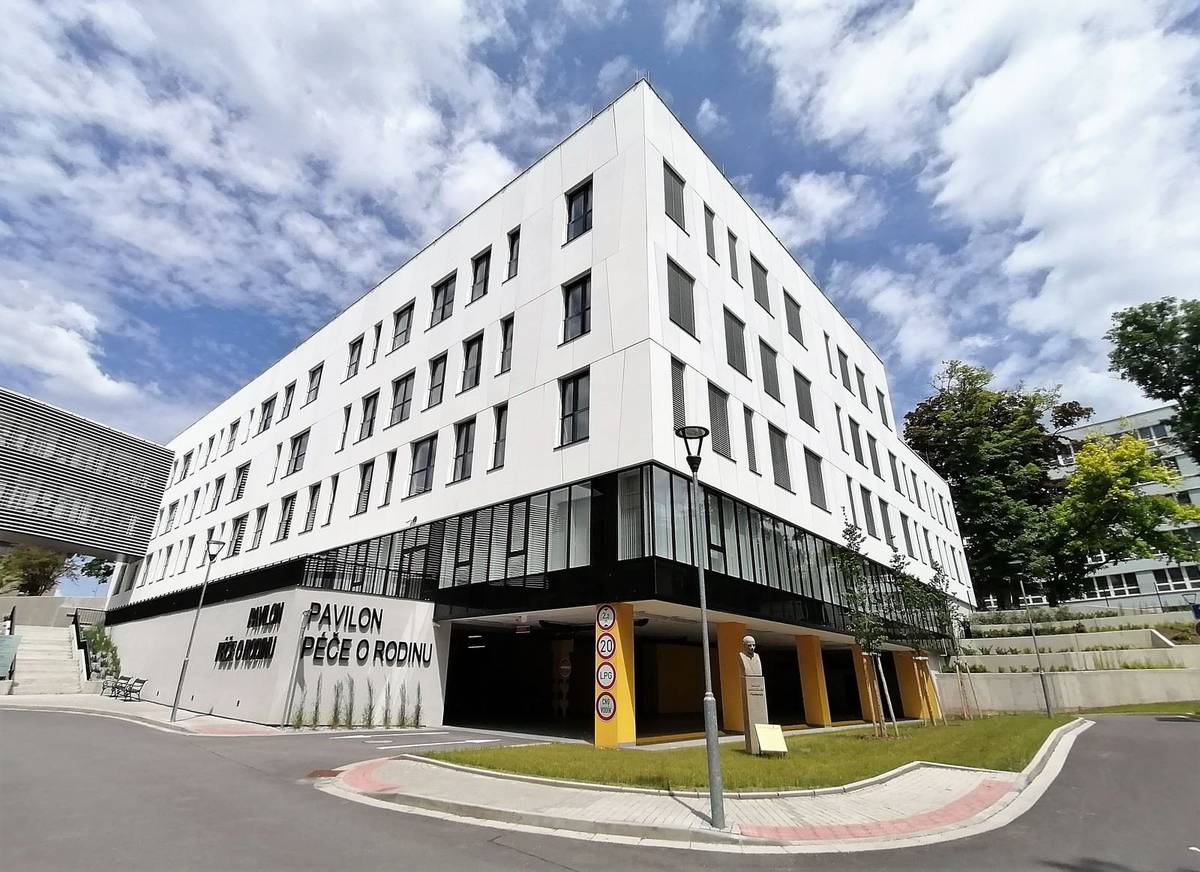 Vzhledem k aktuální epidemiologické situaci jsou s účinností od středy povoleny návštěvy na všech lůžkových odděleních Nemocnice Pelhřimov. Doporučené návštěvní hodiny jsou každý den od 14:30 do 18:00 hodin. Na dětském oddělení jsou návštěvy od 13:00 do 18:00 hodin, na oddělení šestinedělí je doba návštěv stanovena rovněž od 13:00 do 18:00 hodin a na ARO a jednotkách intenzivní péče jsou s ohledem na závažný stav pacientů návštěvy zkráceny od 15:00 do 17:00 hodin. Ve výjimečných případech je možno, po domluvě s ošetřujícím lékařem nebo primářem oddělení, navštívit nemocného i mimo stanovenou dobu. Zdroj: Nemocnice Pelhřimov