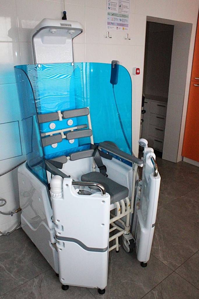 Domov Vesna zavádí další novinku v péči o své klienty, a to automatické sprchovací křeslo. Pracovní kolektiv si je totiž dobře vědom, že péče o seniory vyžaduje nejen citlivost a trpělivost, ale i moderní technologie, které usnadní každodenní činnosti. Jedná se o speciální křeslo, jehož hlavní předností je plně automatizovaný p...