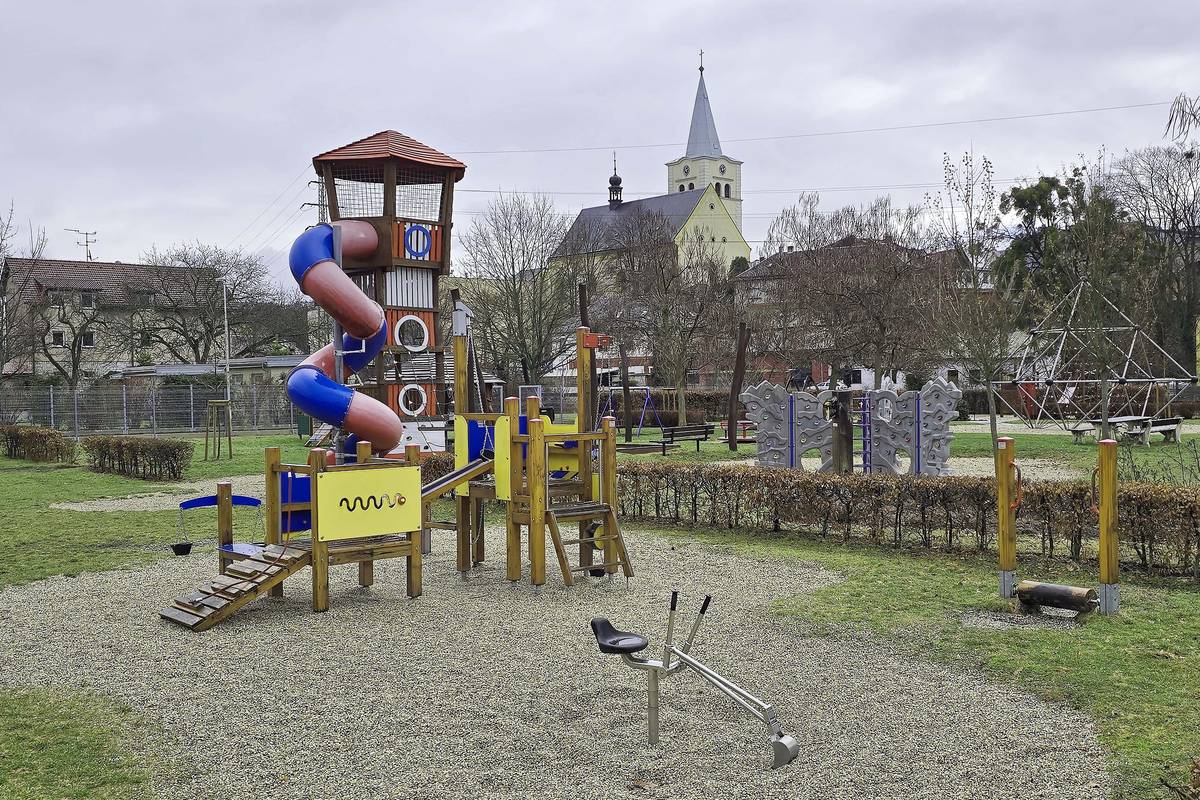 Zítra (čtvrtek 26. února) se v omezeném režimu otevře oblíbené dětské hřiště na ulici Vodní. S ohledem na aktuální předpověď počasí jej mohou návštěvníci až do konce března využít v čase od 9.00 do 16.00. Od 1. dubna bude hřiště otevřeno dle platného provozního řádu.