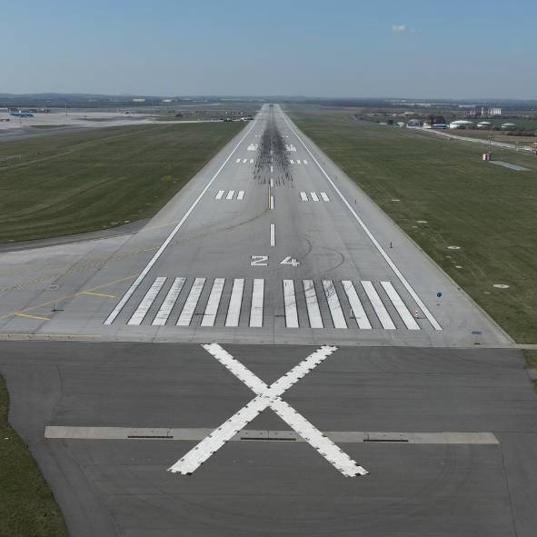Na konci března začne druhá etapa uzavírky hlavní dráhy Letiště Praha, která potrvá 4,5 měsíce. Stejně jako loni proběhnou v okolí hlavní dráhy nutné stavební a technologické práce, které mají za cíl udržet dráhu ve standardech požadovaných předpisy a zvýšit provozní bezpečnost.