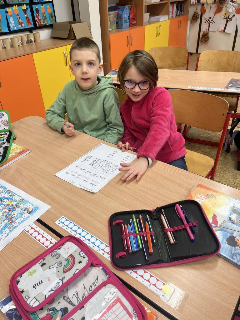 V týdnu před jarními prázdninami  proběhla v naší třídě druhá skupinová práce, při které se žáci naučili efektivněji spolupracovat. Díky rozdělení úkolů a vzájemné komunikaci se jim podařilo splnit více úkolů z různých předmětů.
