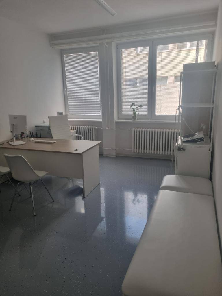 Počas uplynulých mesiacov sa intenzívne pracovalo na príprave ordinácie a spoločných priestorov pre novú ambulanciu – konkrétne všeobecnú lekárku pre dospelých MUDr. Paulínu Lazovú, ktorá dňa 02. marca 2026 začína svoje pôsobenie v budove zdravotného strediska v Beluši.