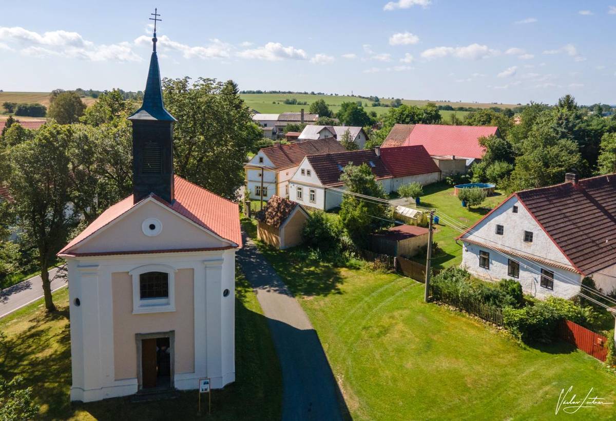 Naše obec Drahouš byla vybrána a zařazena do krajského kola ankety Obec roku 2025. Hlasování probíhá do 28. února 2026. Pro hlasování naskenujte QR kódy a dejte 'To se mi líbí' příspěvkům na Instagramu. Každé srdíčko se počítá jako jeden hlas, přičemž větný komentář má dvojnásobnou hodnotu.