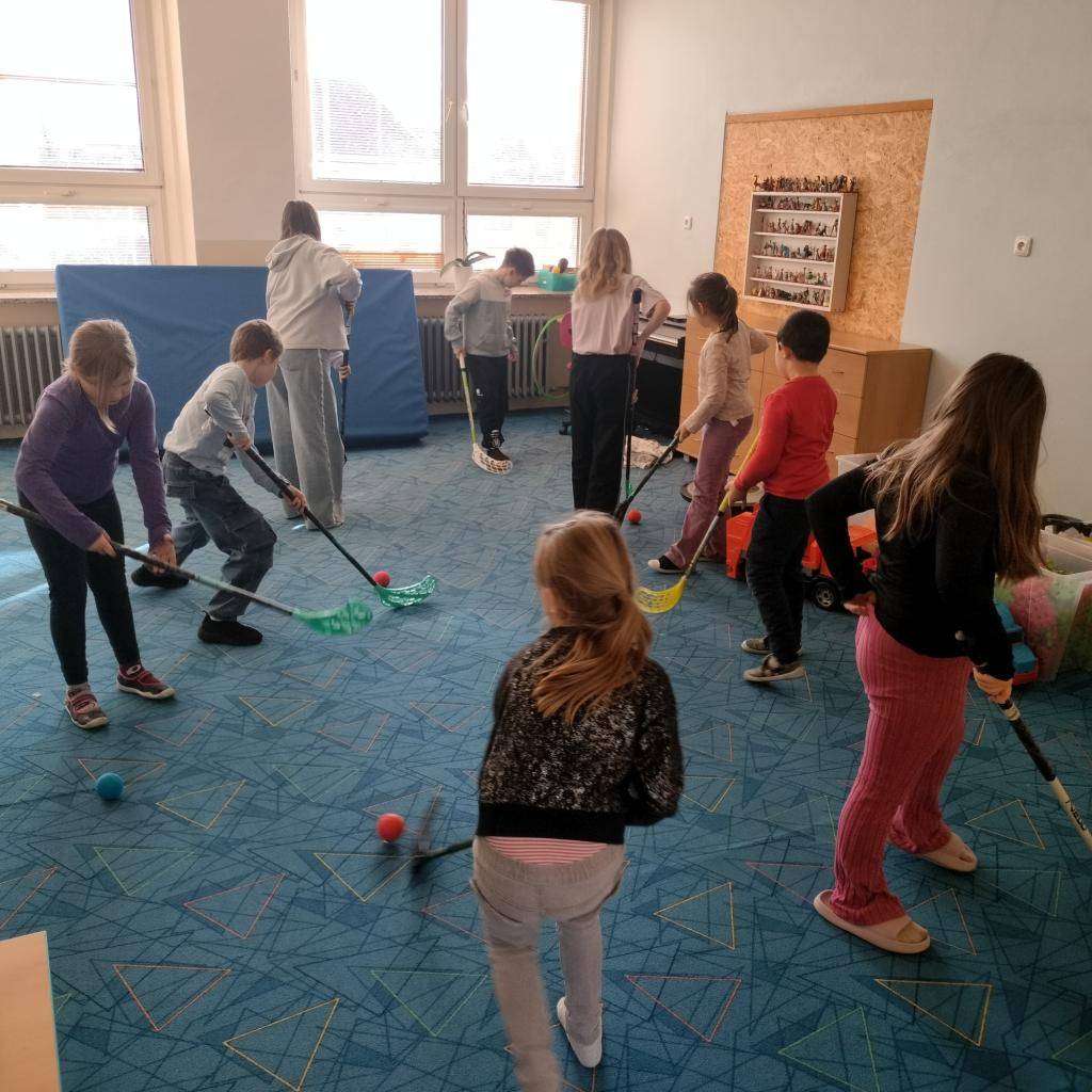 Nejen ve světě, ale i u nás v družině jsme prožívali zimní olympiádu. Nejprve jsme si udělali výzdobu, vlajky států a vymysleli disciplíny.