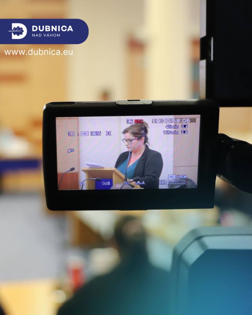 V poradí dvadsiate štvrté plánované rokovanie Mestského zastupiteľstva v Dubnici nad Váhom, venované trinástim bodom programu, viedol primátor mesta Peter Wolf. Zastupiteľstvo sa stretlo v stredu 18. februára 2026 s celkovým počtom 15 prítomných poslancov.