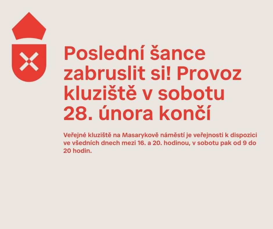 Premiérová sezóna veřejného kluziště na Masarykově náměstí se chýlí ke konci. Zájemci mohou na umělou ledovou plochu vyrazit už pouze tento týden, vždy v odpoledních hodinách mezi 16. a 20. hodinou, naposledy pak v sobotu 28. února 2026 od 9 do 20 hodin. Následně bude kluziště po třech měsících provozu demontováno. Provoz kluziště v této zimní sezóně byl v celé řadě ohledů testem. Město předně mapovalo zájem veřejnost o sportovní aktivitu rozšiřující nabídku volnočasové vyžití v podobě, kdy je možností trávení volného času venku podstatně méně. Dopolední časy nabídlo školám ke zpestření hodin tělocviku. Zároveň operativně rozšiřovalo zázemí pro bruslaře o krytá místa pro přezouvání nebo zamykatelné skříňky. Získalo také praktické zkušenosti z provozu umělé ledové plochy, například ve vztahu k rozmarům počasí. Výsledek? Zájem veřejnosti se potvrdil. Během prosince a ledna využilo kluziště přes tři tisíce bruslařů (do čísla nejsou zahrnuty školní kolektivy), přičemž největší zájem byl o víkendech v adventním čase a mezi svátky na konci roku. V lednu byla návštěvnost slabší, také v souvislosti s arktickými dny, kdy zamrzly i rybníky a bylo možné vyrážet na klasický led. Původně se v lednu počítalo se stěhováním sportoviště do areálu MSK, na základě zpětné vazby ze škol, které řešily docházkovou vzdálenost, zůstalo nakonec po celou dobu na náměstí. Výsledný dojem byl pozitivní. Řada občanů ocenila snahu města nabídnout něco nového, zpestření ocenily také školy, i když po Novém roce už byla vytíženost sportoviště z jejich strany výrazně nižší než v prosinci. Město si kluziště na tuto sezónu pronajímalo od výrobce, společnosti Glice. Ta městu rovnou nabídla, že v případě zájmu může sportoviště odkoupit, přičemž by bylo možné od pořizovací ceny odečíst náklady na letošní pronájem. Po zhodnocení sezóny se otázkou zabývala rada i zastupitelstvo města. A závěr? Kluziště bude k dispozici i příští zimu, patrně od poloviny listopadu do poloviny ledna. Město si jej ale opět pronajme. "Pořídit kluziště do majetku města by bylo značným závazkem. Pokud odhlédneme od nákladů na pořízení, musíme vzít v úvahu také náklady na skladování, montáž, následné provozování, které probíhá pod dohledem pověřené osoby. A k tomu všemu si nemůžeme být jistí, že zájem Hradišťáků přetrvá i v dalších letech, až nepůjde o zbrusu novou atrakci," komentuje rozhodování starosta Jiří Plíhal. Přinejmenším příští zimu se tak kluziště opět vrátí. Kdo si už nyní nechá nabrousit brusle, bude na další sezónu připraven.