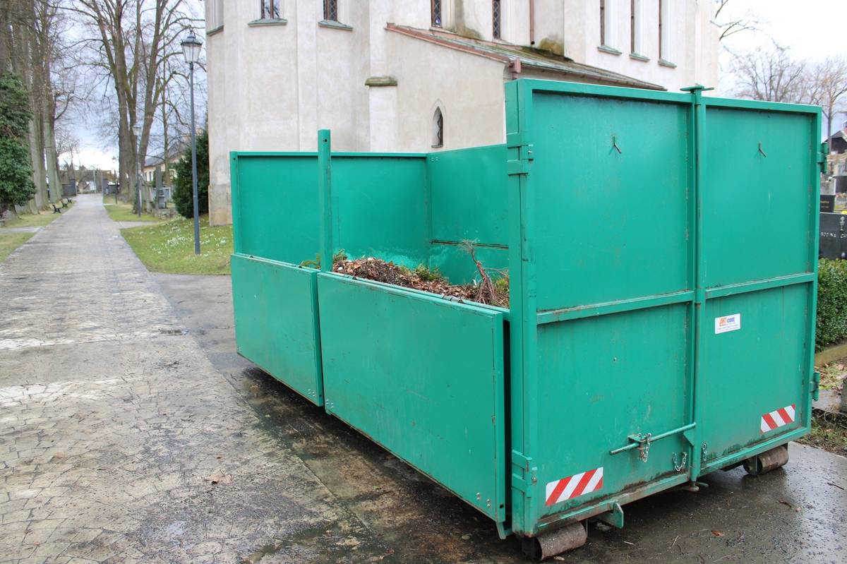 Příznivá předpověď počasí je předzvěstí začátku zahrádkářské sezony. Technické služby Humpolec proto tento týden začaly rozmísťovat kontejnery na biologicky rozložitelný odpad - větve, trávu, listí. Ocelové zelené kontejnery budou postupně přistaveny do zahrádkářských oblastí v Humpolci a následně v místních částech. S tím zároveň budou do kontejnerových hnízd rozvezeny plastové hnědé kontejnery (1 100 l) na bioopad.