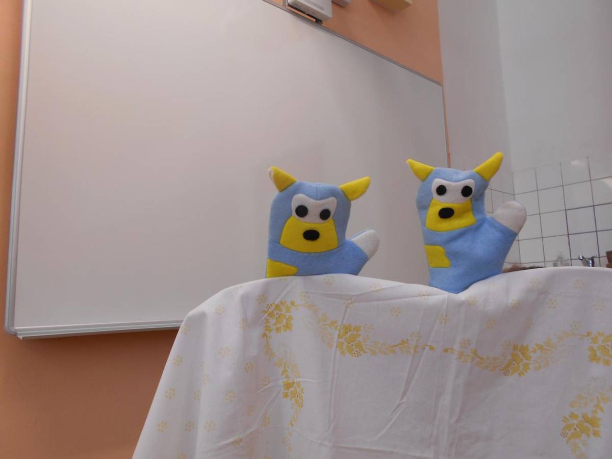 Čtení básní s maňásky ve třídě 3. B proměnilo hodinu čtení v krátké kulturní zážitky.