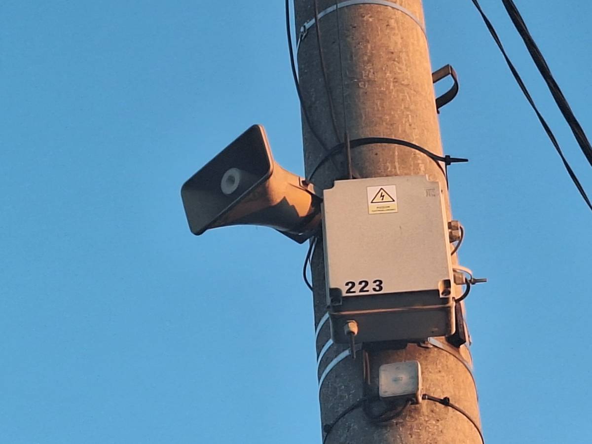 Město Hlučín se připravuje na rozsáhlou údržbu a opravu městského varovného a informačního systému (městského rozhlasu). Aby byla revize maximálně efektivní, obracíme se na naše obyvatele. Pokud ve vaší ulici není pravidelná zkouška sirén slyšet nebo je zvuk nekvalitní, dejte nám vědět. Vzhledem k rozsahu sítě a povětrnostním vlivům se u některých hlásičů mohou objevit technické závady.   Pravidelný zvuk sirén, který se ozývá každou první středu v měsíci, je pro většinu z nás rutinou. Pro vedení města a techniky je to však klíčový ukazatel toho, zda je systém varování v pořádku a právě postřehy občanů z terénu jsou nenahraditelné. Výstražný informační systém slouží jako „prodloužená ruka“ integrovaného záchranného systému. Jeho role je nezastupitelná v momentech, kdy vteřiny rozhodují o životě a zdraví obyvatel a o ochraně majetku.   👉 Celý článek naleznete zde: https://bit.ly/4aTa33t   #hlucin #mestohlucin #sireny #rozhlas