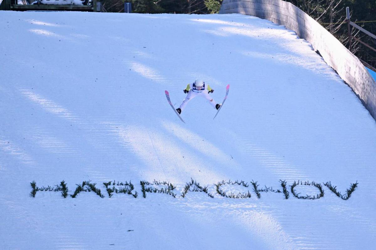 Již jen něco málo přes měsíc zbývá do zimního republikového šampionátu, který se znovu uskuteční v Harrachově. Po vyřešení majetkových peripetií je areál středních můstků již v provozu a bude nachystán na sobotu 21. března, kdy se budou rozdávat republikové medaile.