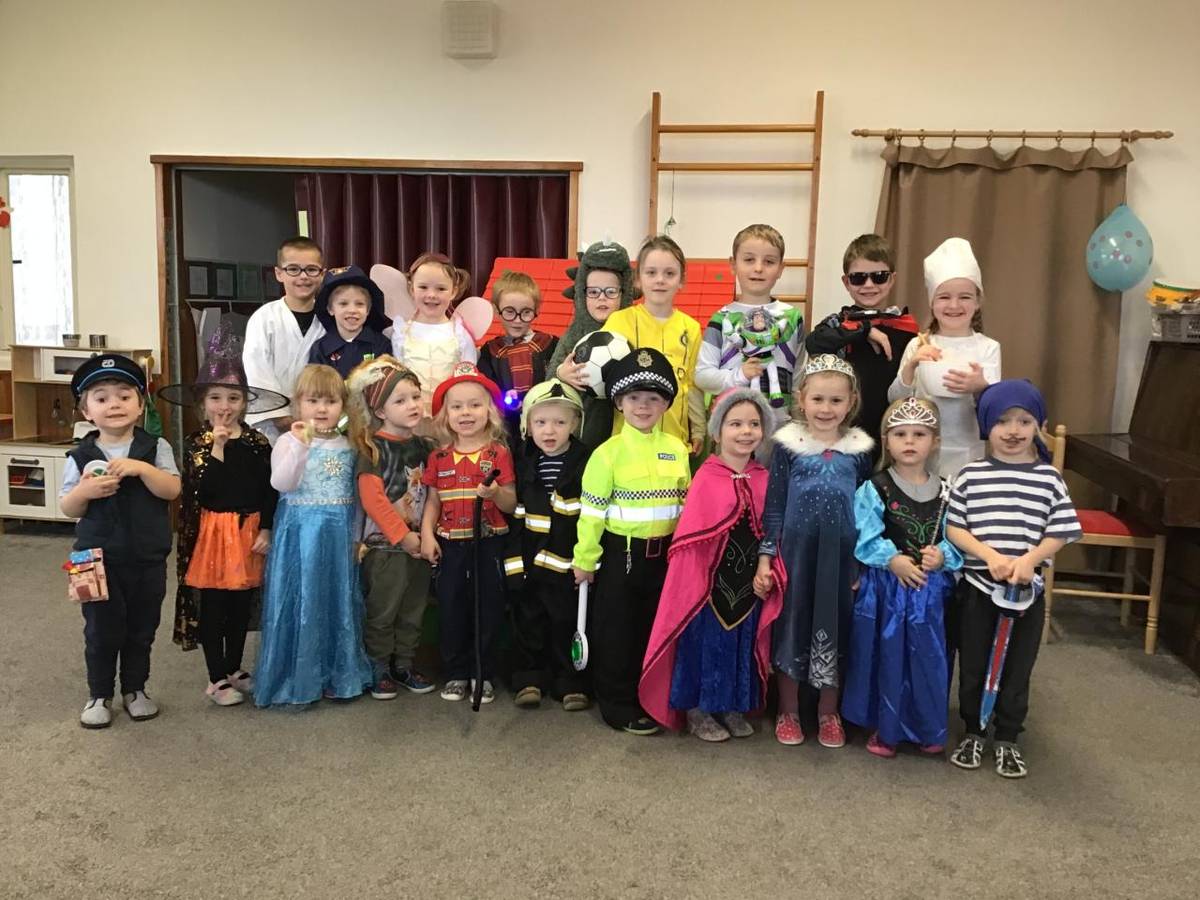 Kašpárek si poskakuje, nožky, ruce procvičuje…..