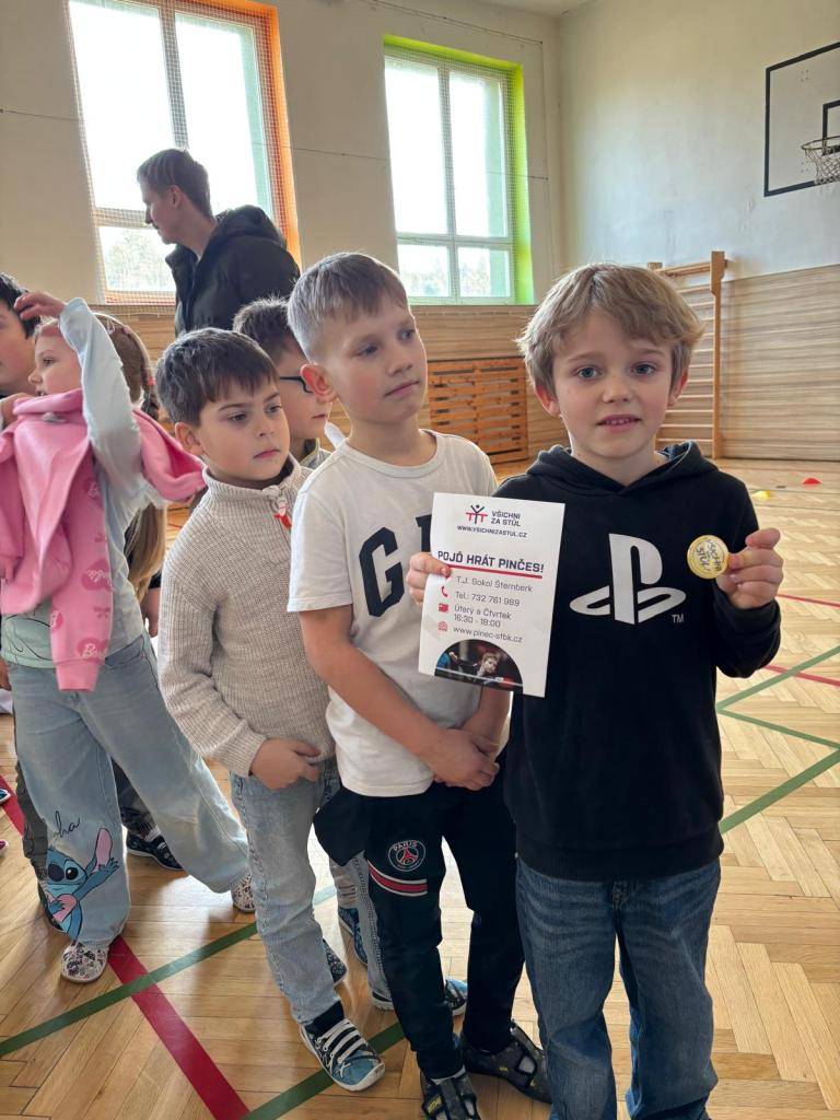 V pondělí 23. února 2026 zavítal na základní školu Svatoplukovu náborový projekt České asociace stolního tenisu „Všichni za stůl“. Akcí provázeli trenéři Sokola Šternberk Jaroslav Karolčík a Zdeněk Hutař, kteří rádi přivítají nové malé sportovce v pingpongové přípravce.