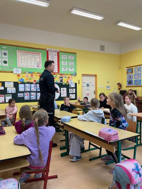 Naši školu navštívila Policie ČR, která pro žáky připravila preventivní besedy zaměřené na bezpečnost dětí. Každá třída měla program přizpůsobený svému věku a věnovala se jednomu z důležitých témat – dopravní výchově, osobnímu bezpečí, šikaně, kyberšikaně či bezpečnému chování v kyberprostoru.