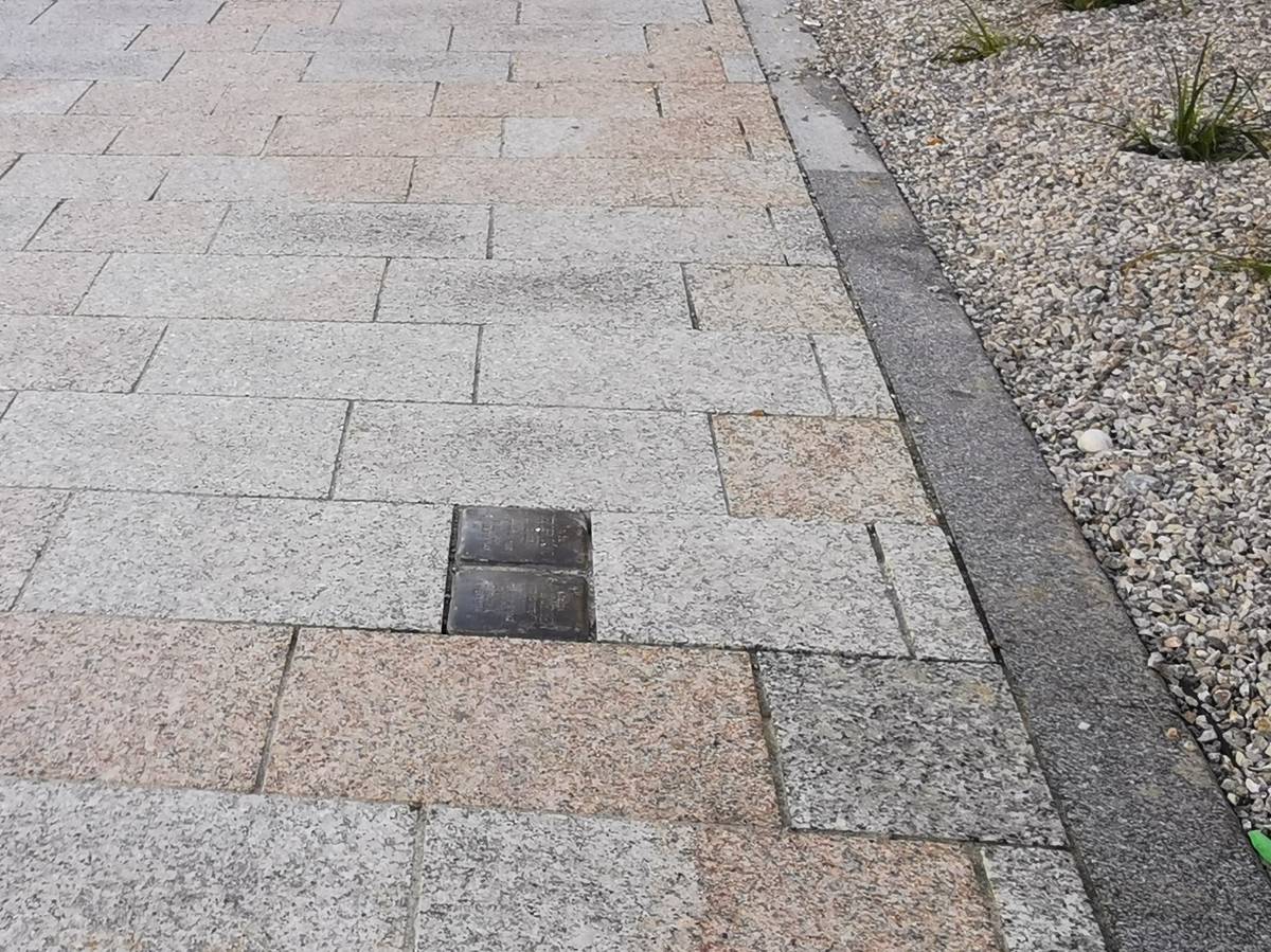 Možno si spomínate, ako sme v júli 2023 osadili do chodníka na Vajanského ulici, v blízkosti dnešného Posádkového klubu, prvé dva Kamene zmiznutých. Počas revitalizácie pešej zóny v centre Trenčína, ktorá sa dotkla aj tohto miesta, sme kamene opatrne z chodníka vybrali, uskladnili a dnes sú už opätovne na svojom mieste. Kamene sú uložené v chodníku, kde kedysi stál dom Dezidera [...]Čítať viac...