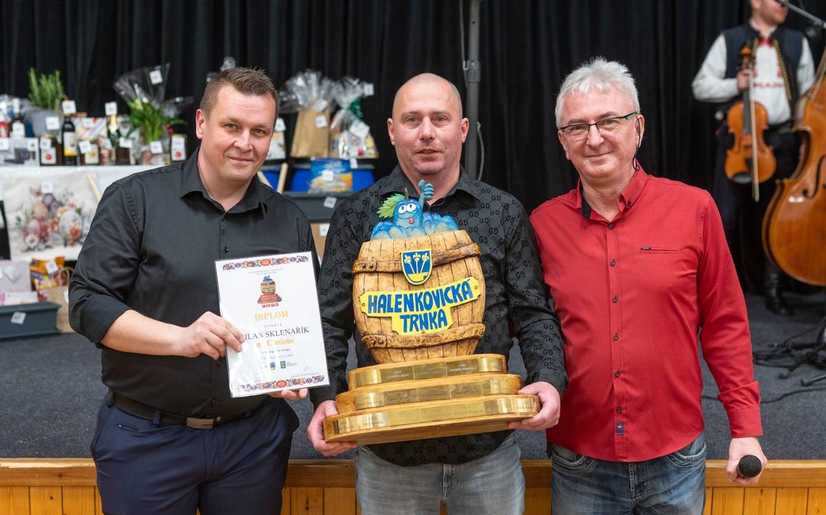 V sobotu 21. února 2026 jste se za doprovodu cimbálové muziky Rováš mohli seznámit s výsledky XVIII. ročníku Koštu slivovice.    Vítězem letošního koštu a putovní pohár v kategorii "trnka" si odnesl Milan Sklenařík z Halenkovic. Výtěžek z dražby prvních tří vítězných vzorků (trnka, pecka, jádro), ke kterému přispěly Šlajfířky, bude předán rodičům Šimona Veselského na podporu jeho léčby.    Sláva vítězům a poděkování ČZS Halenkovice a Obce Halenkovice Vám všem, kteří jste se na akci jakýmkoliv způsobem podíleli nebo přispěli k uskutečnění letošního ročníku Halenkovické trnky.              Výsledky v PDF ke stažení ZDE