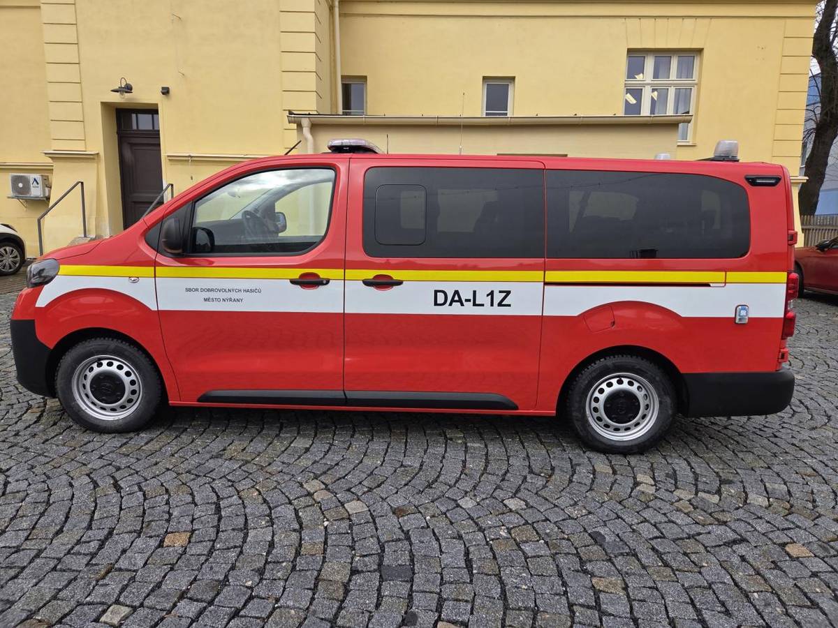 Dopravní automobil pro 9 osob doplnil vozový park JSDH města Nýřany.