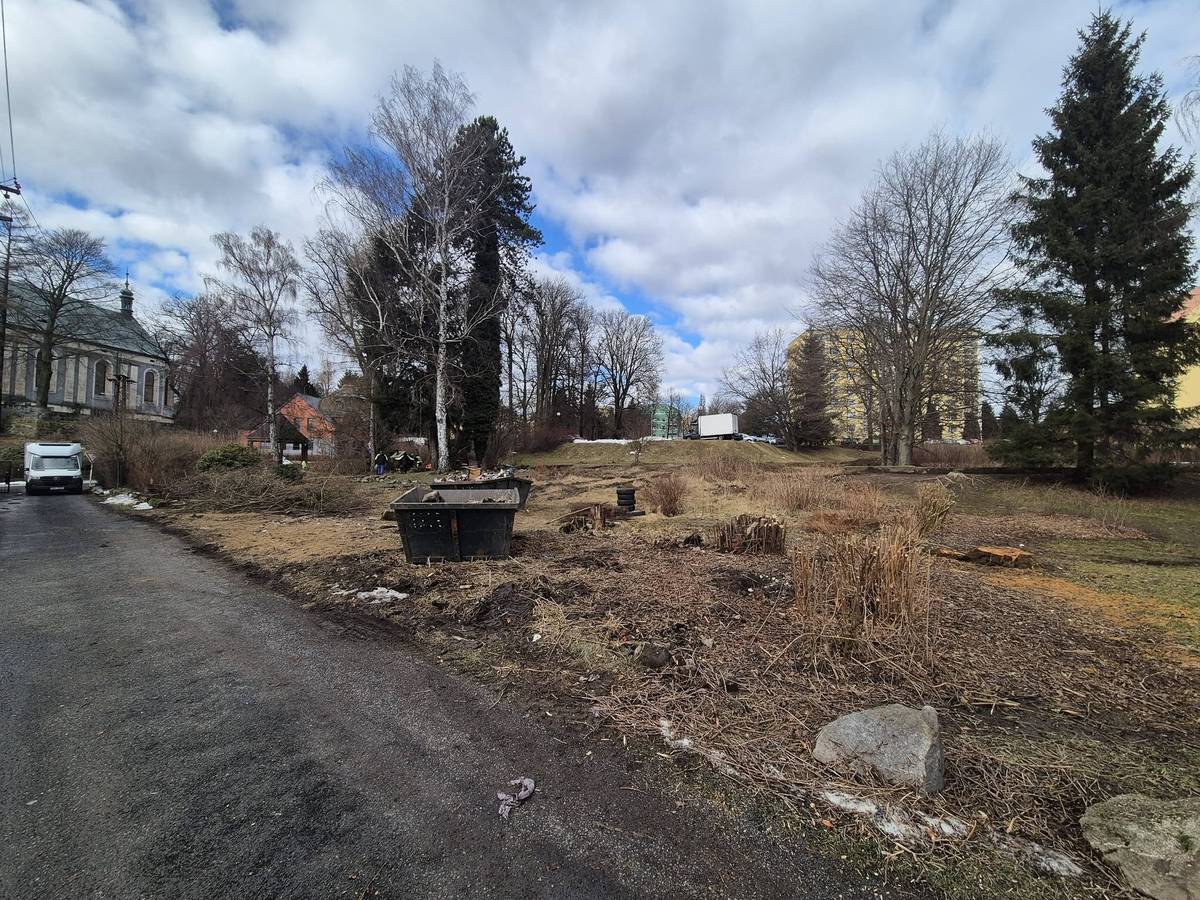 V Pivovarské ulici, mezi hasičskou zbrojnicí a technickými službami, probíhá vyklízení zbytků po bývalých zahrádkách. Prostor zbavíme odpadu a stavebních zbytků a provedeme úpravu vzrostlé zeleně. Cílem je vyčistit a kultivovat území v blízkosti náměstí tak, aby působilo upraveně a bezpečně.