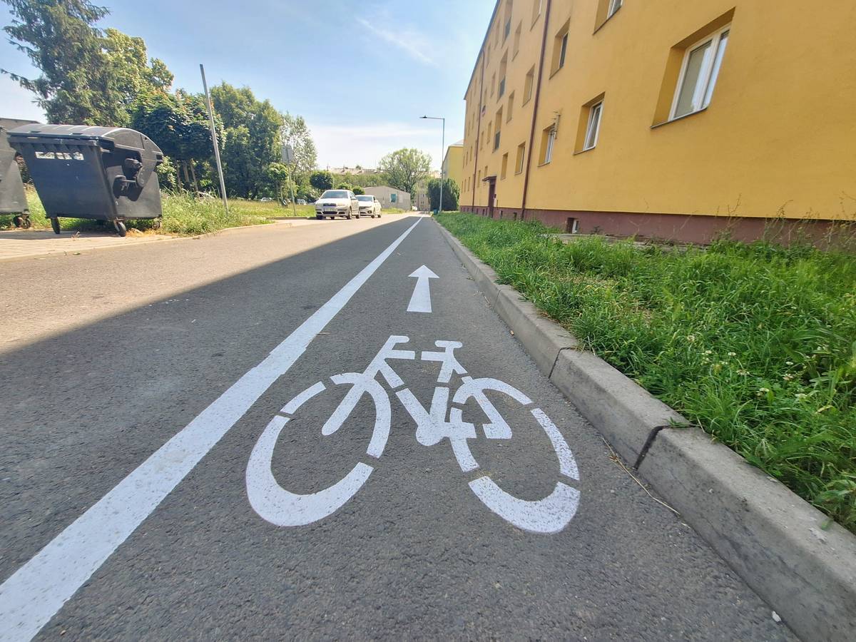 Osm měsíců v provozu, téměř jedenáct tisíc výpůjček a tisíce ušetřených kilogramů emisí. Projekt sdílených kol Nextbike se v Hlučíně stal přirozenou součástí městské dopravy. Statistiky potvrzují, že lidé si kola oblíbili zejména pro rychlé přesuny na krátké vzdálenosti.   Hlučínská flotila, čítající 45 mechanických kol rozmístěných na 12 stanicích, má za sebou úspěšnou sezónu. Během osmi měsíců ji aktivně využilo 1 040 registrovaných uživatelů, kteří celkem provedli 10 790 výpůjček. V průměru tak městem projelo 45 cyklistů denně.   Klíčovým faktorem úspěchu je efektivita. Data ukazují, že drtivá většina jízd, konkrétně 93,8 %, nepřesáhla délku 15 minut. „Čísla jasně ukazují, že si Hlučíňané sdílená kola oblíbili především pro krátké přejezdy mezi úřady, školami či nákupními centry. Je to pro ně rychlý a ekologický způsob, jak se po městě pohybovat, navíc s využitím bezplatného časového limitu,“ uvádí radní města Rostislav Kloss. Průměrná délka jedné trasy činila 1,3 kilometru. Celkem uživatelé v sedle urazili úctyhodných 13 822 kilometrů. Kromě usnadnění dopravy má projekt i výrazný ekologický dopad. Díky tomu, že lidé vyměnili auta za kola, ušetřili v roce 2025 celkem 2 433 kg CO2. Pro lepší představu: stejné množství oxidu uhličitého by po dobu celého roku vstřebával městský park o velikosti 99 vzrostlých stromů.    Zatímco na začátku sezóny v březnu bylo k dispozici 9 stanic, jejich počet se postupně stabilizoval na dvanácti, aby pokryly klíčové body ve městě. Největší nápor zažila kola v letních měsících, kdy měsíční počet výpůjček pravidelně překračoval hranici 1 700 jízd.   #hlucin #mestohlucin #sdilenakola