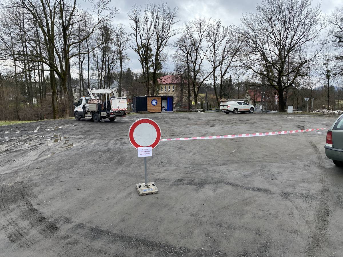Zákaz stání u kostela 26. 2. 2026   Ve čtvrtek 26. 2. 2026 bude na parkovišti u kostela sv. Maří Magdalény (na Dolním Konci) platit zákaz stání z důvodu plánovaného kácení stromů.     Prosíme řidiče, aby svá vozidla přeparkovali a respektovali toto dočasné omezení.